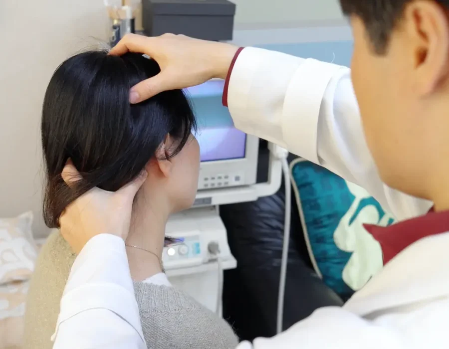 환자를 진료하고 있는 예림한의원 신유수 원장
