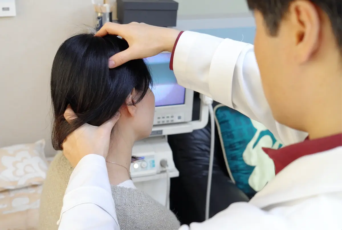 환자를 진료하고 있는 예림한의원 신유수 원장