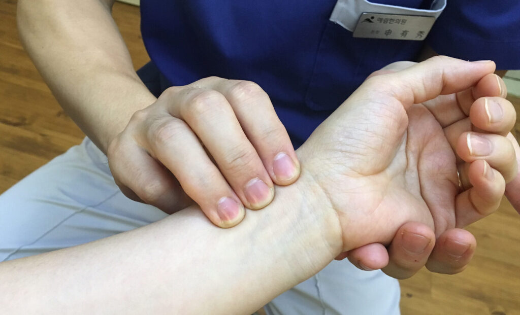 진맥을 하고 있는 안산 예림한의원 신유수 원장